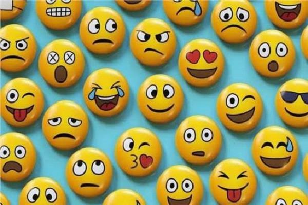 من الوجوه الضاحكة إلى القلوب.. كيف أصبحت الإيموجي لغة العصر؟