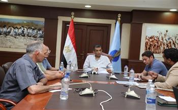 محافظ البحر الأحمر يجتمع بأعضاء مجلس إدارة جمعية شباب الغردقة الحر لاستعراض مشروعاتهم التنموية