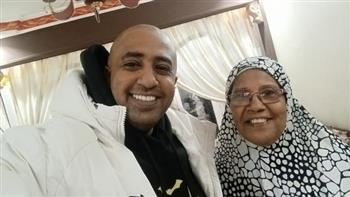 محمد أوتاكا يعلن تعرض والدته لحادث سير ويطلب الدعاء لها
