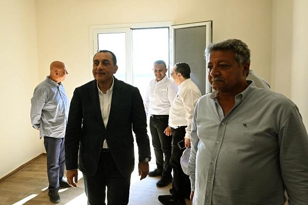في أثناء جولته بالعلمين الجديدة.. رئيس الوزراء يتفقد مشروع الحي اللاتيني