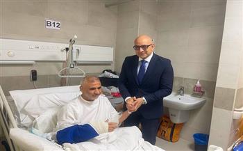 قنصل مصر بالكويت يزور المواطن المصري المصاب في الاعتداء الإيراني على منصة نفطية بحرية