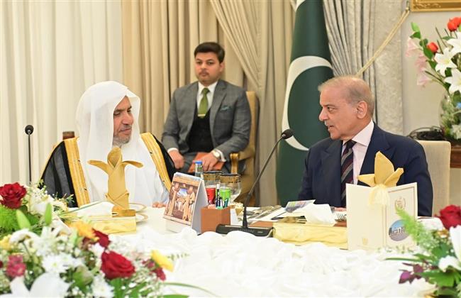 رئيس الوزراء الباكستاني يبحث مع أمين رابطة العالم الإسلامي قضايا إسلامية ودولية 