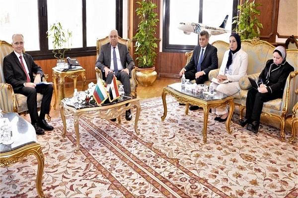 وزير الطيران المدني يستقبل سفير بلغاريا لبحث سُبل التعاون المشترك في مجال النقل الجوى
