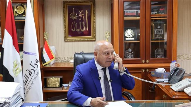 وزير النقل يكرم سيدة تصدت لرشق قطار بالحجارة: قدمت نموذجًا للمواطنة الإيجابية