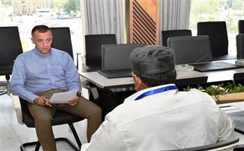 محافظ أسوان يواصل لقاءاته الجماهيرية الأسبوعية للإستماع إلى 45 مواطن ومواطنة