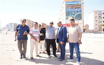 محافظ مطروح يتفقد الطريق الدولي بالمحافظة ويوجه بتشجيره
