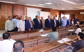 انطلاق امتحانات الدراسات العليا بتجارة سوهاج لـ736 طالبًا.. والنعماني يشدد على الانضباط