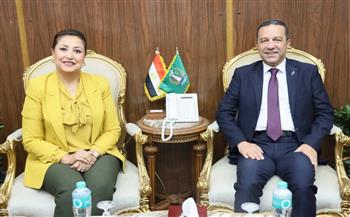 محافظ المنوفية يبحث مع اللجنة الطبية العليا التوسع في القوافل الصحية المجانية