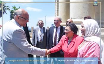 محافظ الإسكندرية يكرم 55 قابلة لدعم صحة الأم والطفل