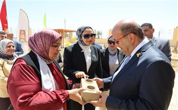 محافظ الوادي الجديد والمنسق العام للمبادرة الوطنية للمشروعات الذكية يتفقدان مشروعات بيئية وسياحية بالخارجة