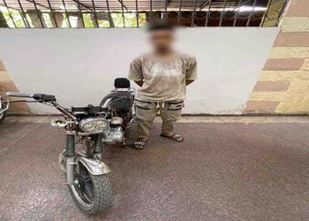 ضبط 11 شخصاً لقيامهم بأداء حركات استعراضية بالدراجات النارية بأحد الطرق بأسوان