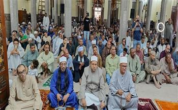 مدير أوقاف سوهاج يؤدي صلاة الجمعة بمسجد العارف بالله