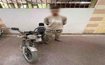 ضبط 11 شخصاً لقيامهم بأداء حركات استعراضية بالدراجات النارية بأحد الطرق بأسوان