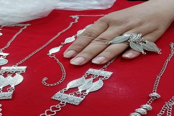 قصر ثقافة الأنفوشي ينظم ورشة لتعليم صناعة الإكسسوارات