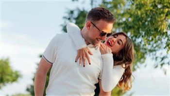 بعيدًا عن الوسامة.. صفات تجعل الرجل أكثر جاذبية في نظر النساء