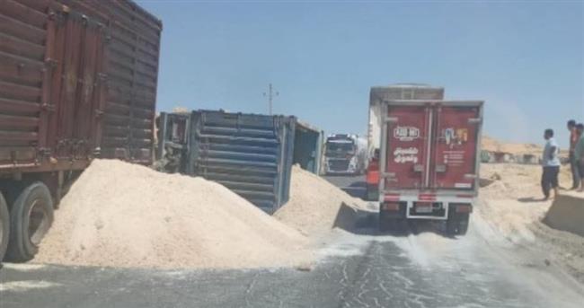 انقلاب جرار محمل بالملح على طريق سيوة مطروح.. والأجهزة المعنية تتدخل لإعادة فتح الطريق