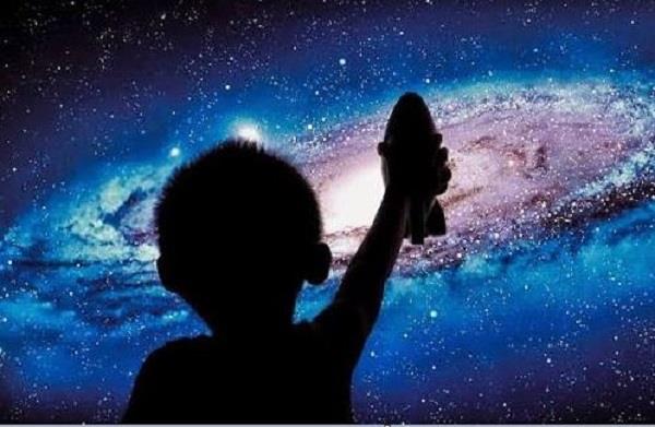اليوم الدولي للقمر.. أنشطة منزلية ممتعة تعرف الأطفال بعالم الفضاء