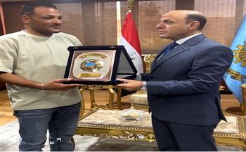 محافظ الغربية يكرّم بطلي إنقاذ أسرة من داخل سيارة سقطت في الترعة