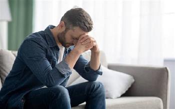 9 مؤشرات تعكس تراجع الحالة النفسية لزوجك.. منها انتقاد نفسه باستمرار