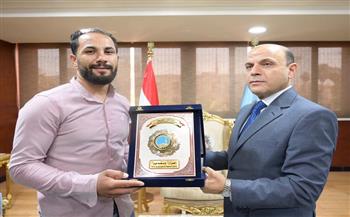 محافظ الغربية يوفر فرصة عمل لأحمد البنا تقديرًا لشجاعته وموقفه الإنساني المشرف