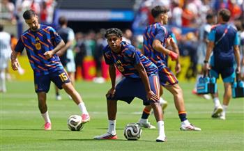 كأس العالم 2026.. لاعبو إسبانيا يجرون عملية الإحماء قبل خوض النهائي