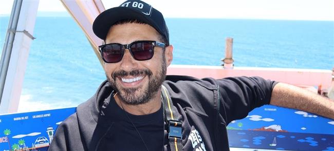 أحمد السعدني فى أول ظهور بعد الزواج بصورة مع نجله.. وتعليق ساخر