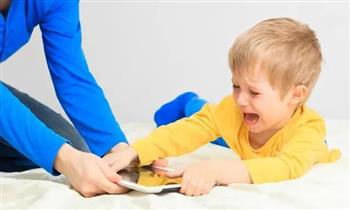 لماذا يرفض الصغار ترك الهواتف الذكية؟.. تقرير يوضح