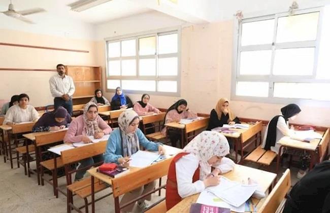 طلاب الثانوية العامة يؤدون امتحاني الكيمياء والجغرافيا