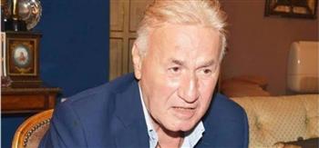عزت أبو عوف رحلة طبيب عشق الفن فصار أحد رموزه
