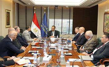 وزير الاتصالات يبحث مع إرنست ويونغ (EY) إطلاق مركز إقليمي لتقديم خدمات التعهيد و توفير1000 فرصة عمل