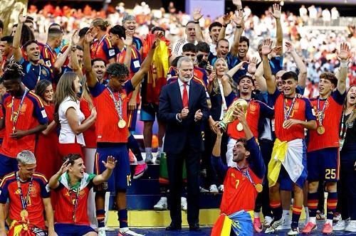 الملك فيليب السادس يرفع كأس العالم وابنتاه يشاركون منتخب إسبانيا الفرحة