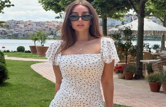 هنا الزاهد بفستان بلمسة صيفية