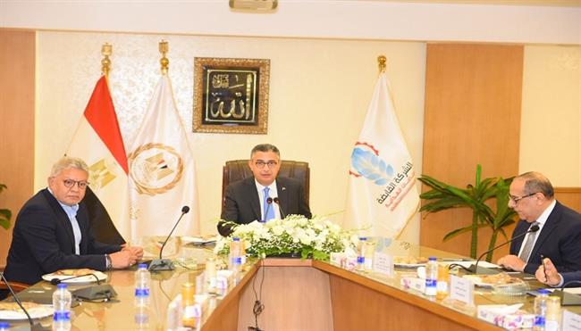 «التموين» تستعرض تنفيذ مشروع «كاري أون» وخطط تطوير المجمعات الاستهلاكية  