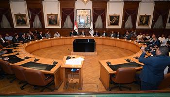 وزير الصناعة ومحافظ القاهرة يسلمان 40 عقدًا لمصانع وورش شق الثعبان بعد تقنين أوضاعها