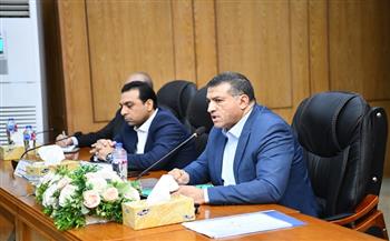 محافظ قنا يشدد على تسريع وتيرة العمل بملفات التقنين والتصالح وتذليل العقبات أمام المواطنين لتراخيص المحال 