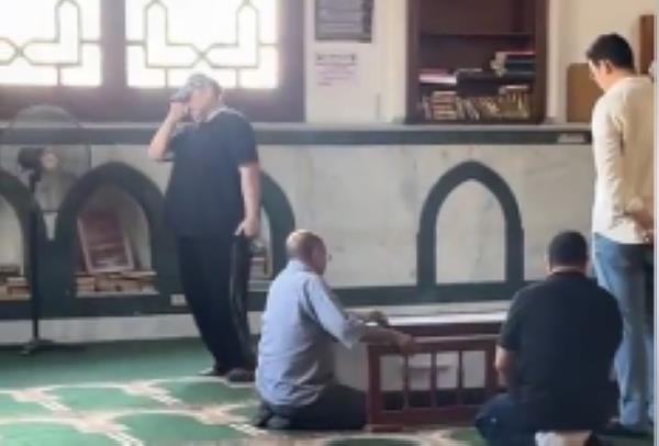 تأثر برحيل صديقه.. انهيار مدحت تيخا في جنازة أحمد جلال عبد القوي