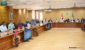 محافظ الشرقية يوجه بتوفير 12 فرصة عمل بالقطاع الخاص وإعانات عاجلة 
