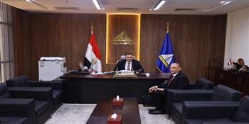 محافظ دمياط يلتقي رئيس المنطقة الحرة الجديدة لبحث دعم الاستثمار وتعزيز التعاون الاقتصادي
