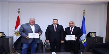 محافظ دمياط يكرّم رئيس مدينة رأس البر ونائبه تقديرًا لجهودهما في تطوير الخدمات وتحسين الأداء