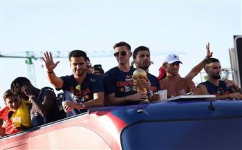 كأس العالم 2026.. لاعبو إسبانيا يتفاعلون مع الجماهير احتفالا باللقب