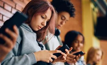 فرنسا تقترب من حظر وسائل التواصل على الأطفال أقل من 15 عامًا