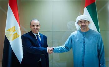 وزير الخارجية يلتقي نظيره الإماراتي في أبو ظبي لبحث تعزير العلاقات الثنائية ومتابعة مستجدات الأوضاع الإقليمية