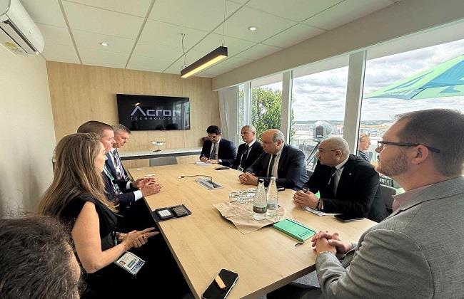وزير الطيران المدني يبحث مع رئيس شركة «Acron Aviation» البريطانية توسيع التعاون في تقنيات التدريب