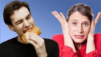 منها مضغ الطعام.. أصوات يومية قد تستفزك أكثر من غيرك