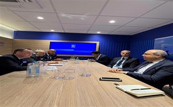 وزير الطيران المدني يبحث مع شركة "رولز-رويس" سبل التعاون لدعم برنامج تحديث أسطول مصر للطيران