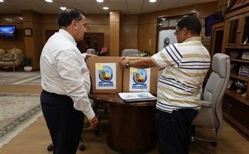 رئيس جامعة قنا يتسلم مخرجات المرحلة الأولى من مشروع توثيق مسيرة الإنجاز بالجامعة