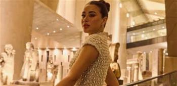 يارا السكري تخطف الأنظار في المتحف المصري الكبير