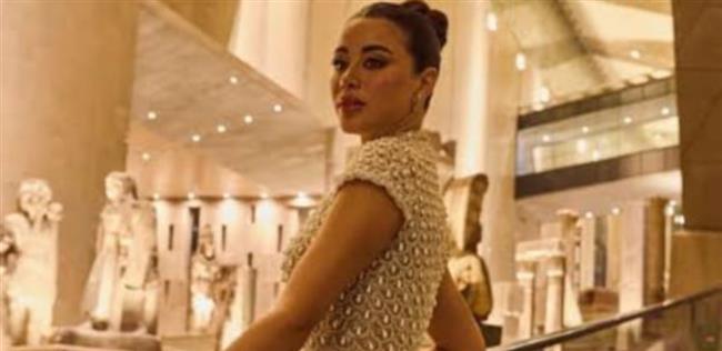 يارا السكري تخطف الأنظار في المتحف المصري الكبير