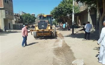 محافظ أسيوط: تمهيد وتسوية طرق قرية أولاد إلياس بصدفا لرفع كفاءة شبكة الطرق وتيسير حركة المواطنين 