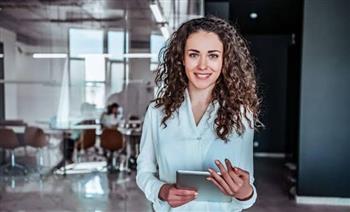 6 أشياء تتغير في حياة المرأة بعد التخلي عن انتظار "المنقذ".. تعرف عليها